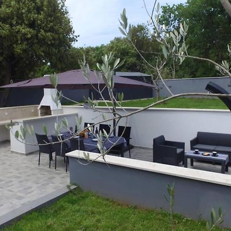 Apartment In Park Forest Soline Near The Sea Pjescana Uvala Exterior photo