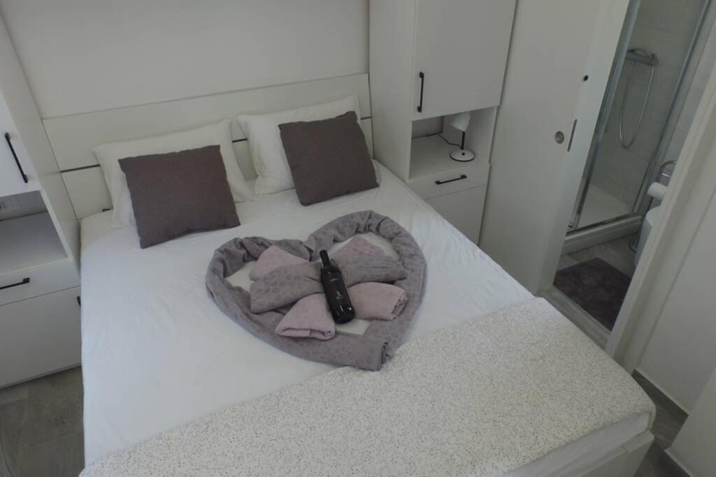 Apartment In Park Forest Soline Near The Sea Pjescana Uvala Exterior photo