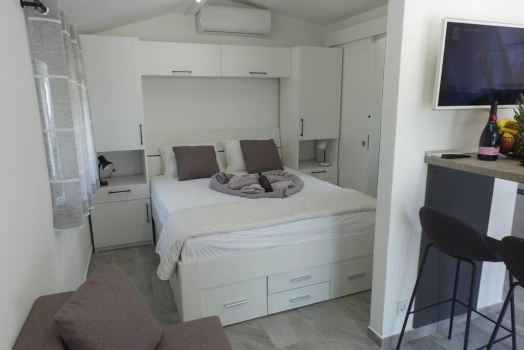 Apartment In Park Forest Soline Near The Sea Pjescana Uvala Exterior photo