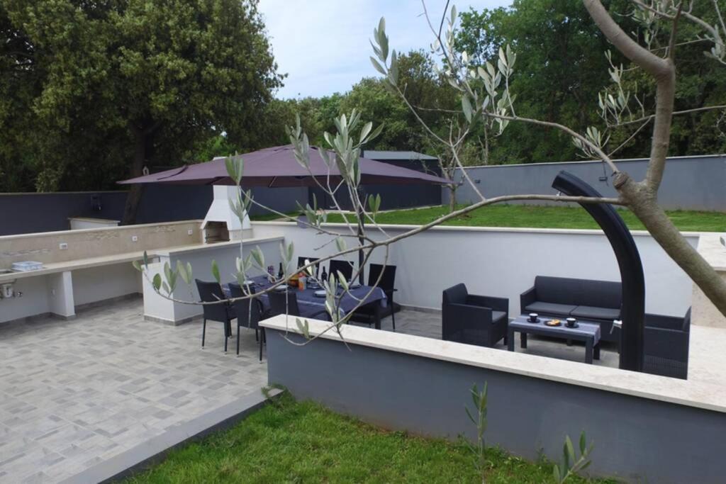 Apartment In Park Forest Soline Near The Sea Pjescana Uvala Exterior photo