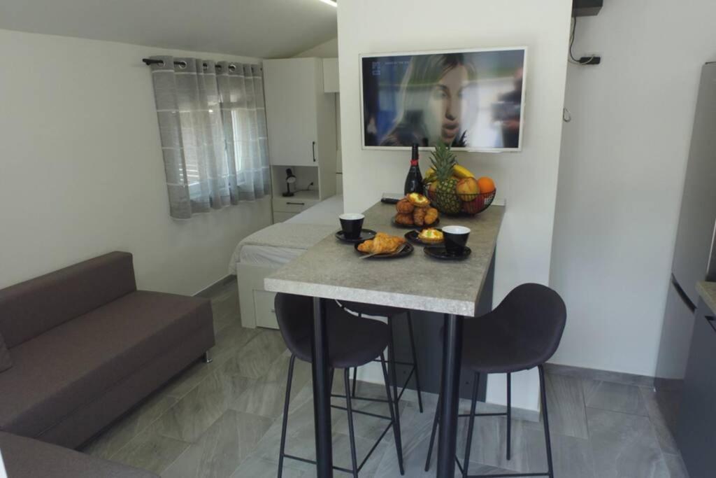 Apartment In Park Forest Soline Near The Sea Pjescana Uvala Exterior photo